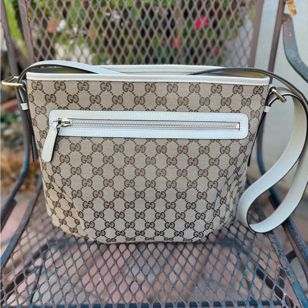 Gucci Beige Monogram Shoulder Bag - Picture 2 of 16